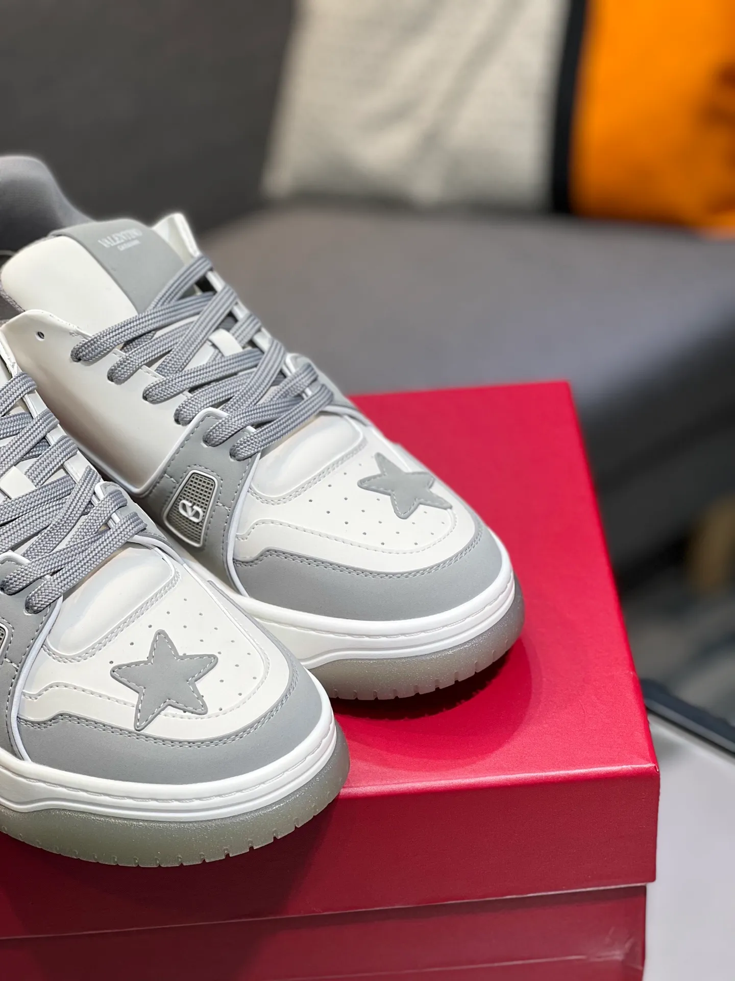 Men's Men's Shoes 💰660 Valentino 2023 early autumn new star shoes are now online! Wang Hedi and Ren Jialun have been worn by many celebrities. Who can refuse the same couple shoes as Wang Hedi! The design of Stars Stab My Heart is cool and spicy. The material of the shoes is cowhide, and every color is beautiful! Size 35-40, men’s size 39-44 (women’s 41, men’s 38, 45🉑️customized)